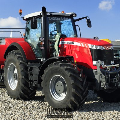 Areál firmy Agrocentrum ZS - traktor Massey Ferguson