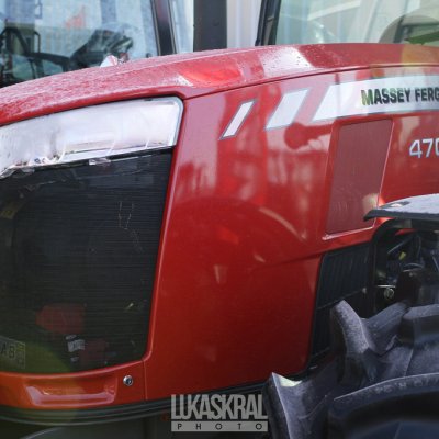 Areál firmy Agrocentrum ZS - detail masky traktoru Massey Ferguson
