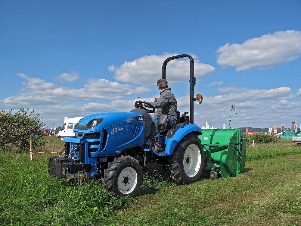 Sháníte komunální traktor LS Tractor? Navštivte AGROCENTRUM ZS