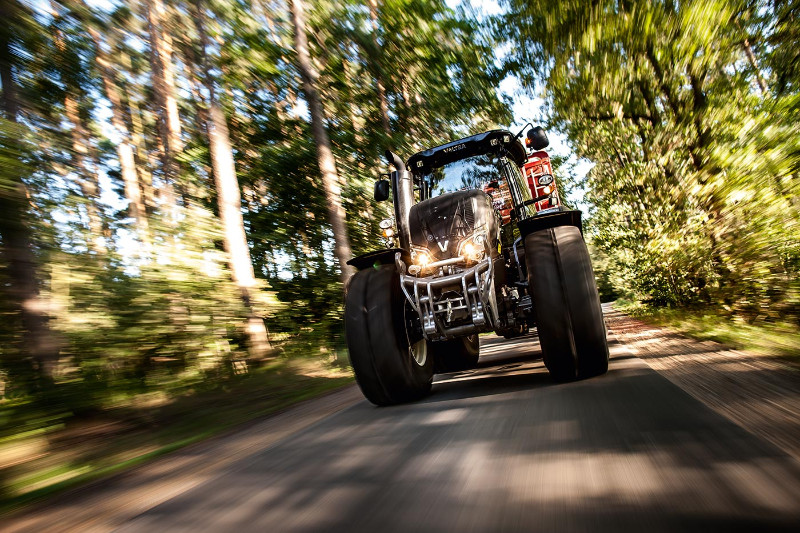 Sháníte lesní traktor Valtra? Navštivte AGROCENTRUM ZS