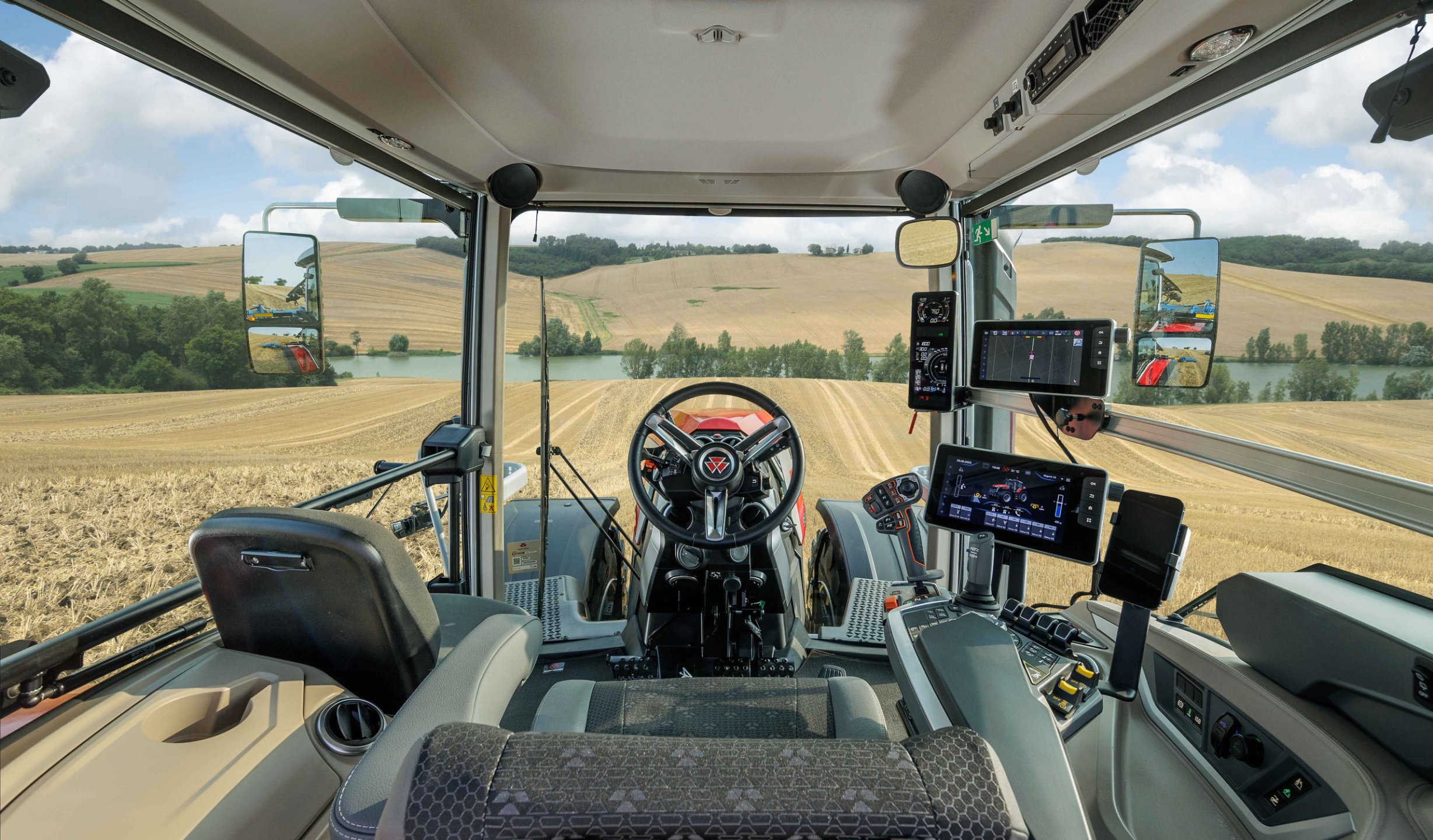 Traktor Massey Ferguson 9S - interiér moderní kabiny, technické zázemí