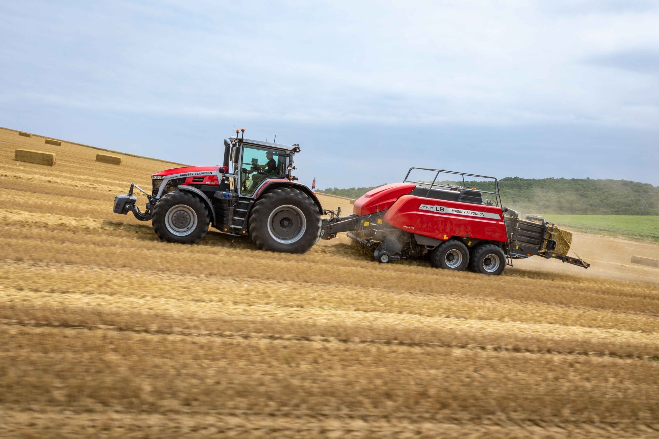 Nová řada traktorů Massey Ferguson 9S při práci na poli