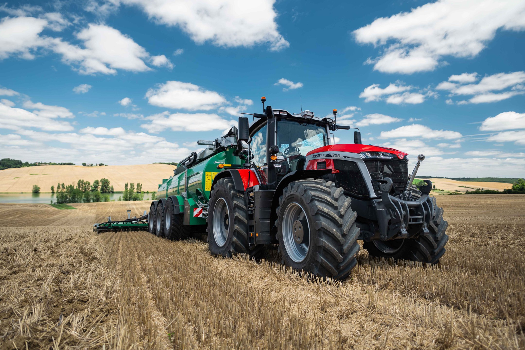 Traktor Massey Ferguson přímo v akci na poli