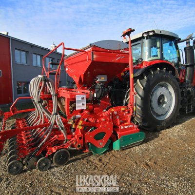 Areál firmy Agrocentrum ZS - pohled na zemědělskou techniku