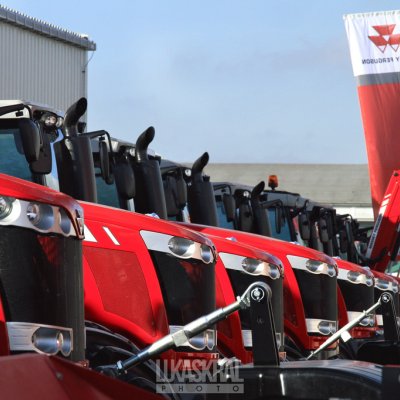 Areál firmy Agrocentrum ZS - traktory Massey Ferguson vedle sebe