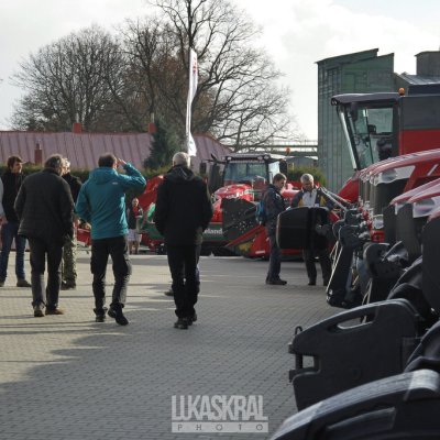 Areál firmy Agrocentrum ZS - výstava zemědělské techniky