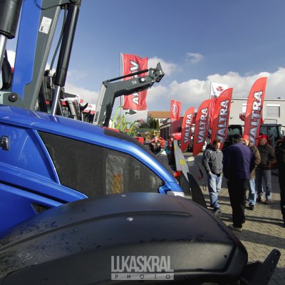 Areál firmy Agrocentrum ZS - úsek vystavené techniky Valtra