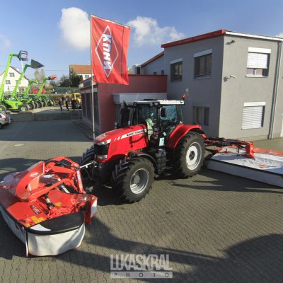 Areál firmy Agrocentrum ZS - traktor Massey Ferguson s další přípojnou nebo závěsnou technikou