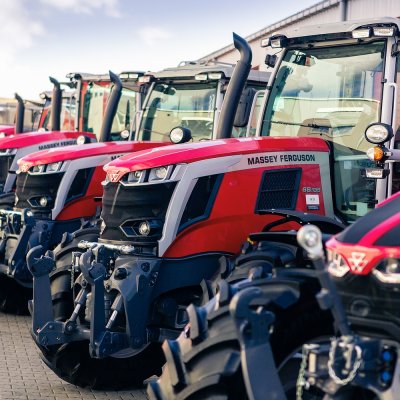 Traktory Massey Ferguson vedle sebe v areálu Agrocentrum ZS