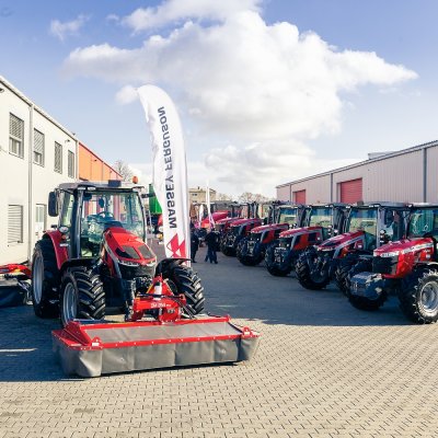 Traktory Massey Ferguson v areálu Agrocentrum ZS