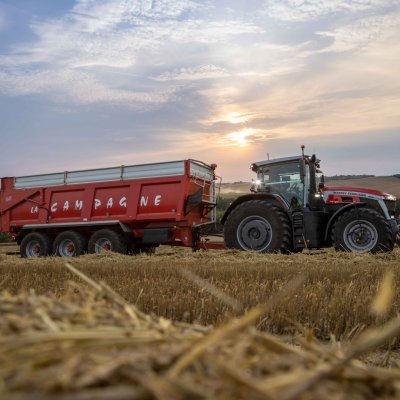 Traktor Massey Ferguson s velkým návěsem