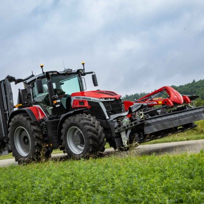 Traktor Massey Ferguson při přesunu po silnici