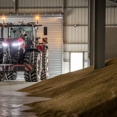 Traktor Massey Ferguson v zemědělském skladu