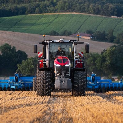 Traktor Massey Ferguson MF 9S v zápřahu na poli