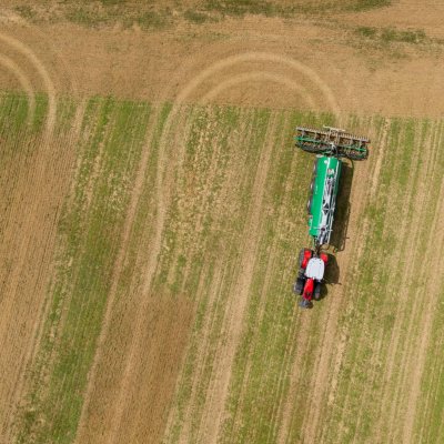 Traktor Massey Ferguson při práci na poli
