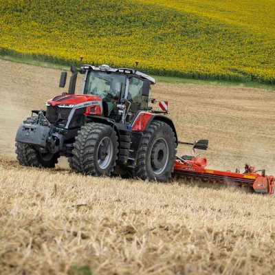 Moderní Traktor Massey Ferguson MF 9S při práci na poli