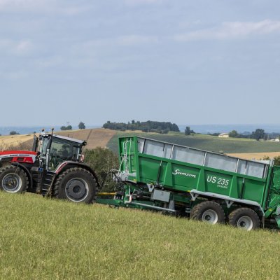 Traktor Massey Ferguson s návěsem